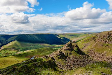 Yorkshire 'da her zamanki kırsal İngiltere manzarası. Yazın güneşli bir günde Milli Park Tepesi Bölgesi 'nin inanılmaz manzarası