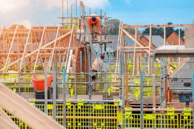 Evin çatı inşaatı sırasında yükseklikte çalışan tuğla ustaları