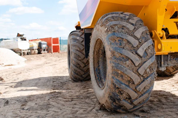 Gros Plan Sur Les Pneus Des Camions Benne Basculante — Photo