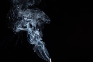 Tütsü sopa duman siyah arka plan ile