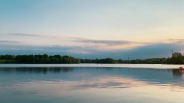 Yazın gün batımında parkta fantastik göl manzarası