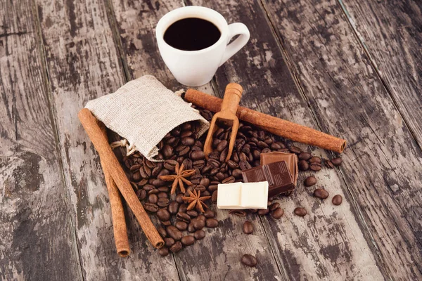 Çikolatalı Kahve Tarçınlı Çubuk Ahşap Arka Planda Kahve Çekirdekleri — Stok fotoğraf