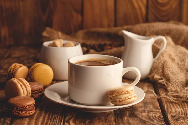 Tasse Kaffee Milch Zucker Und Makronen Auf Holzgrund — Stockfoto