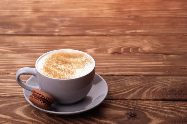 Taza Café Morado Con Macarrones Fondo Madera — Foto de Stock