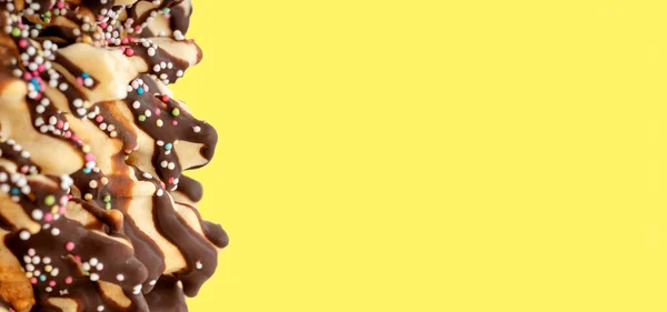 Жовтий Фон Частиною Домашнього Шоколадного Торта Зморшками Якісна Фотографія Листівок — стокове фото