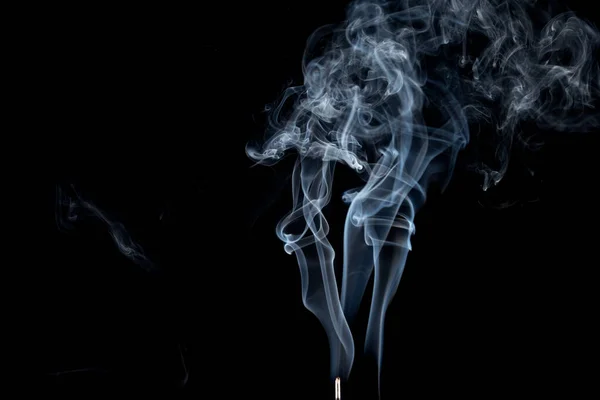 Vara Incenso Com Fumaça Contra Fundo Preto — Fotografia de Stock