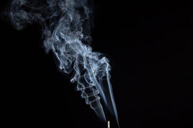 Tütsü sopa duman siyah arka plan ile