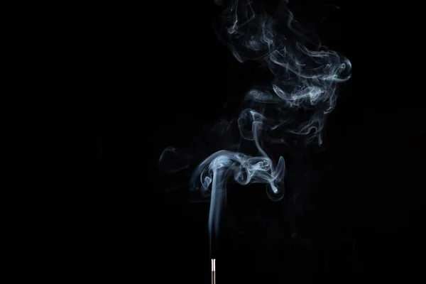 Vara Incenso Com Fumaça Contra Fundo Preto — Fotografia de Stock