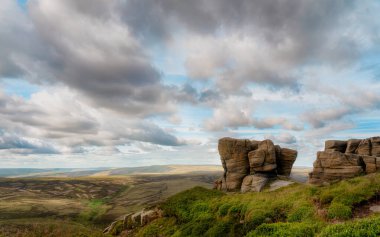 Yorkshire 'da her zamanki kırsal İngiltere manzarası. Yazın güneşli bir günde Milli Park Tepesi Bölgesi 'nin inanılmaz manzarası