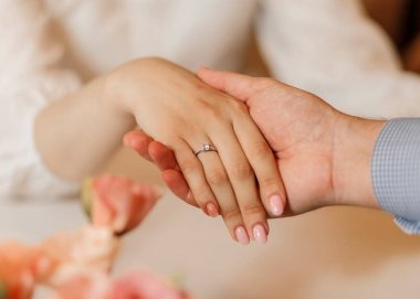 Yumuşak odaklı, yakın plan, beyaz erkek, elmas yüzüklü kadın avuç içi.