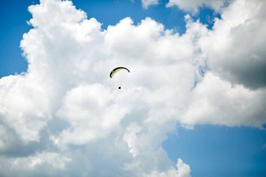 Gökyüzü dalışında mavi ve sarı paraşüt 
