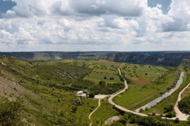 Geniş panoramik manzara, Moldova 'daki Butuceni kanyonu, Orheiul Vechi turistik beldesi.