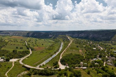 Dağların eteğindeki nehrin ağzında asfalt bir yol var. Geniş üst görünüm