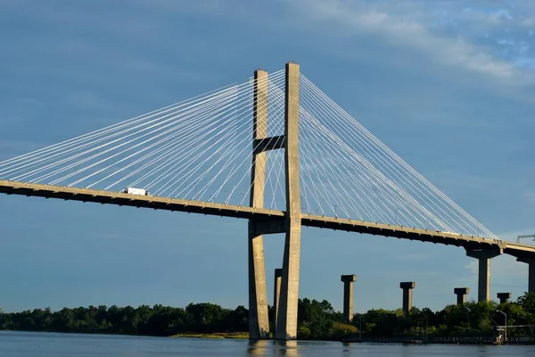 Talmadge Memorial Köprüsü Çaprazlanarak Savannah Georgia Nehri — Stok fotoğraf