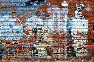 Dış grunge tuğla duvar grafiti arka planı ile.