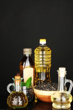 zeytin ve ayçiçeği yağ şişeleri ve küçük sürahilere blac üzerinde izole