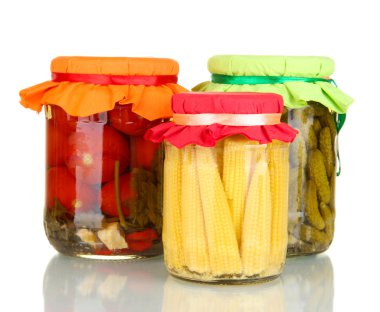 kavanoz konserve sebzeler üzerinde beyaz izole