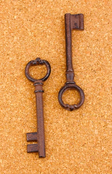 Δύο κλειδιά αντίκες σε φόντο φελλού — Φωτογραφία Αρχείου