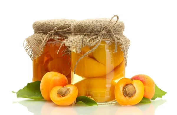 在罐子罐头的杏子和甜杏白色上孤立 — 图库照片