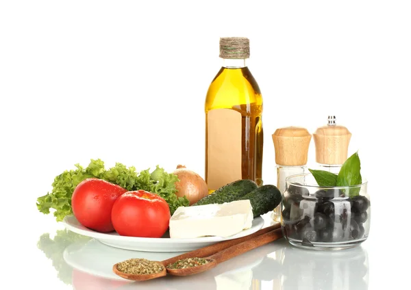 Ingrediënten voor een Griekse salade geïsoleerd op witte achtergrond — Stockfoto