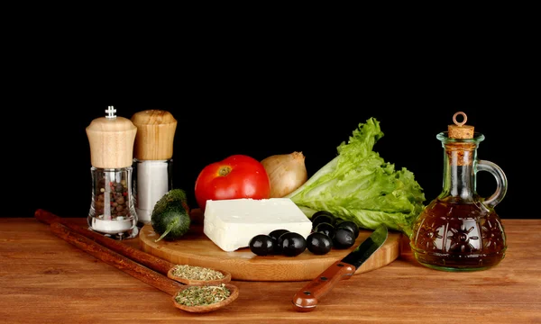 Siyah arka plan üzerine Yunan salatası için malzemeler — Stok fotoğraf