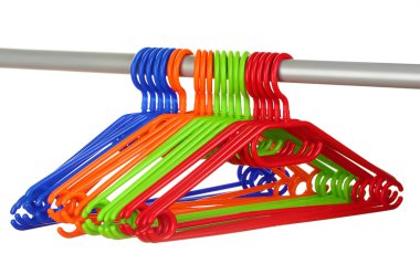 satır üzerinde beyaz izole plastik askı