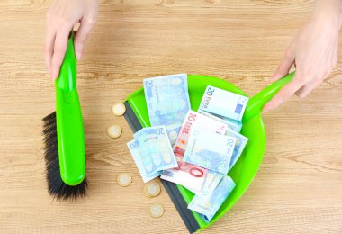 ahşap arka plan yakın çekim üzerinde kürek piyango para