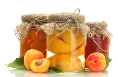 konserve kayısı ve bir kavanoz ile üzerine beyaz izole tatlı kayısı reçeli