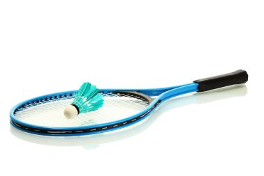 badminton raketi ve mekik horozu beyazda izole edilmiş.