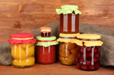 kavanoz konserve meyve ahşap zemin üzerinde