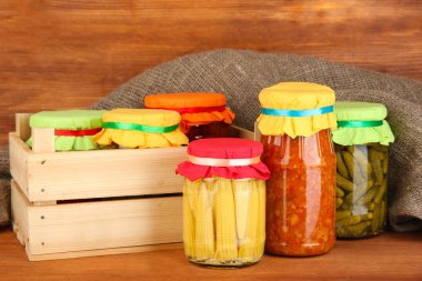 kavanoz konserve sebzeler üzerinde ahşap arka plan yakın çekim