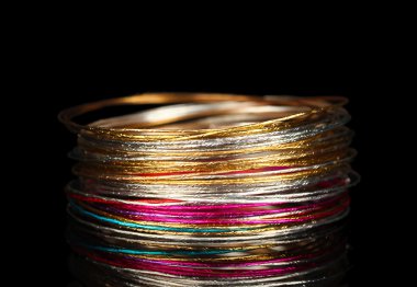 Güzel bileklik siyah arka plan üzerine izole