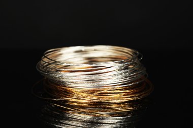 Güzel bileklik siyah arka plan üzerine izole