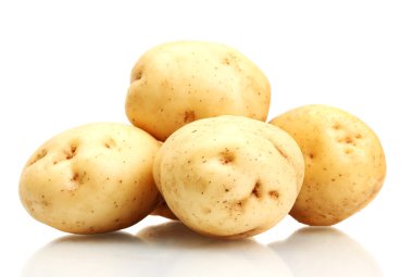 Beyaz üzerine izole edilmiş taze patates