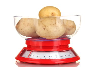 bir mutfakta taze patates ölçekler üzerinde izole beyaz