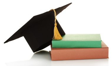 Grad hoed en diploma met boeken geïsoleerd op wit