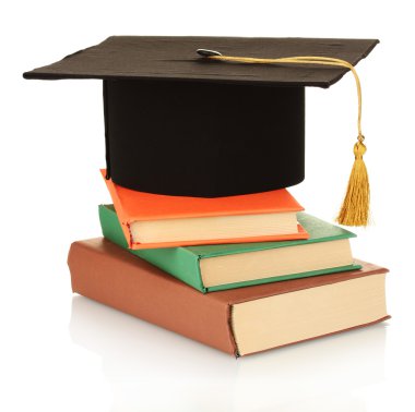 grad şapka ile üzerine beyaz izole kitap