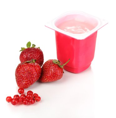 çilek ve üzerinde beyaz izole somun ile yoğurt