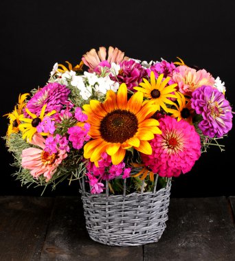 güzel siyah arka plan üzerine tahta masaya parlak çiçek buketi