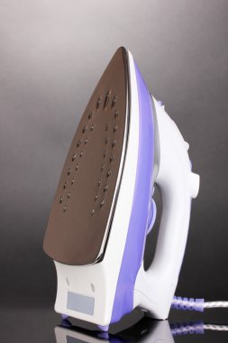 gri zemin üzerine demir