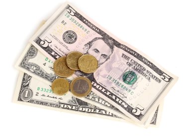 Dolar banknotları ve paralar beyaza izole edilmiş.