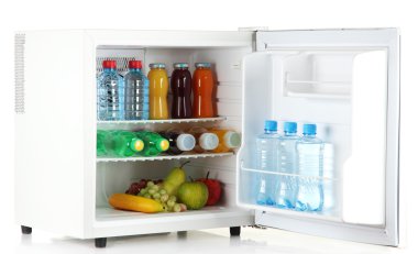 mini buzdolabı ve üzerinde beyaz izole meyve suyu, soda şişesi dolu
