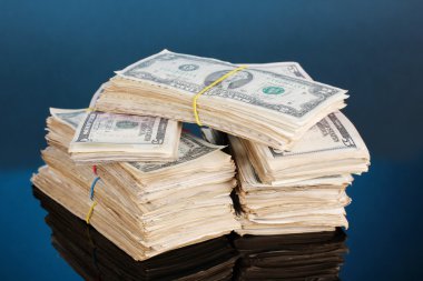 mavi zemin üzerine dolar destesi
