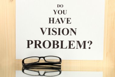 ahşap arka plan yakın çekim gözlük ile görme testi grafik