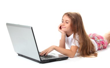 güzel bir kız ile üzerine beyaz izole laptop