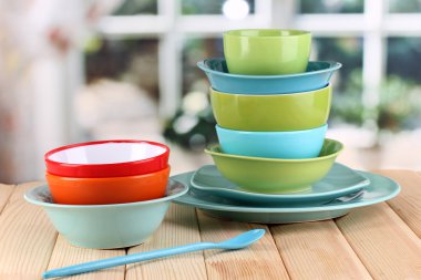 ahşap masa penceresinin arka plan üzerinde renkli yemek takımı