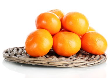 Olgun mandalinalar beyazlar üzerinde izole.