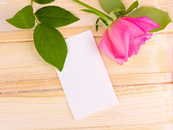 Hermosa rosa sobre fondo de madera —  Fotos de Stock