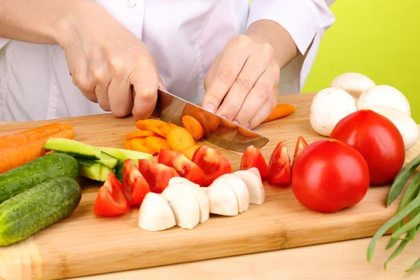 Cortando ingredientes alimentares — Fotografia de Stock