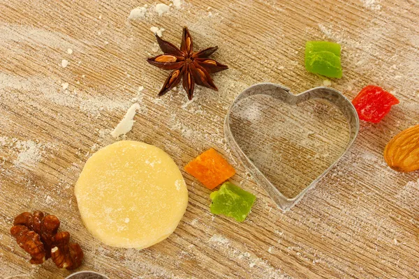 Ζαχαρωμένα φρούτα, καρύδια, μπισκότα unbaked και φόρμες για μπισκότα σε μια καρτέλα με ξύλινα — Φωτογραφία Αρχείου